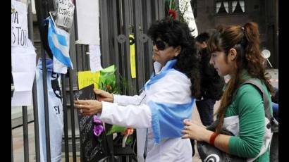 Argentinos se movilizan para dar último adiós a Néstor Kirchner