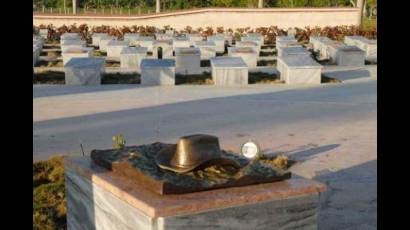 Un sombrero distingue el nicho de Camilo Cienfuegos