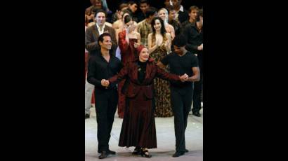 Alicia Alonso acompañada por los bailarines José Manuel Careño y Carlos Acosta