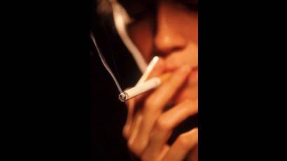 Aumenta por ciento mundial de mujeres fumadoras