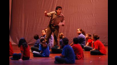 Función de la Colmenita en el teatro nacional obra Abracadabra