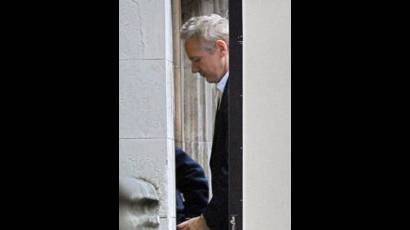 Julian Assange entra al juzgado en Londres