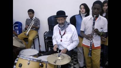 Profesor de percusión Eddie Ming y los estudiantes de la Caturla