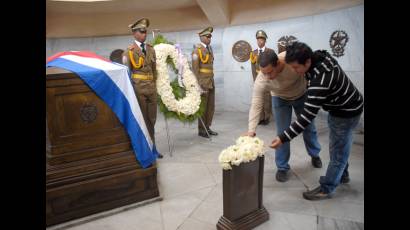 Israel y Yoel colocan flores a Martí