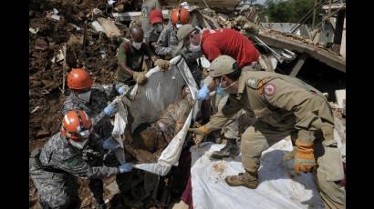 Rescatistas recuperan cadáveres