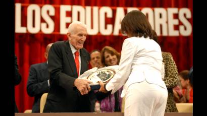 Otorgan a Fidel placa conmemorativa por el vigésimo aniversario de la Asociación de Educadores de Latinoamérica y el Caribe 