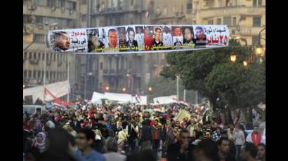 Tributo a los que murieron durante las protestas en la plaza Tahrir de El Cairo