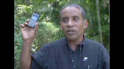Carlos Manuel con teléfono móvil