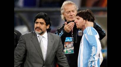 Maradona y Signorini alentando a Messi 