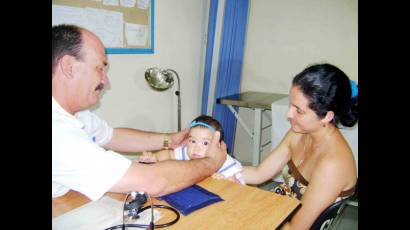 Visita médica a la niña Camila Rodríguez