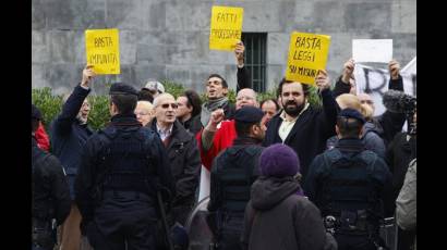 Manifestantes ante la corte