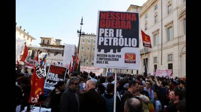 Manifestantes contra la guerra en Libia