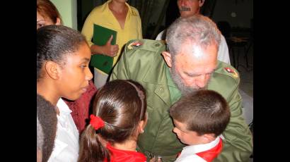 Fidel Castro junto a pioneros cubanos 