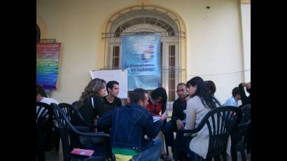 Jóvenes que se forman como promotores del CENESEX