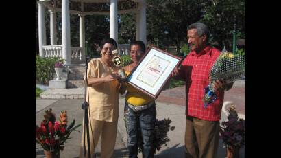 Reconocen a Erlinda Virgen Yero Liens, ordeñadora de la Bufalina # 2 de Pozo Cuadrado, en Bayamo.