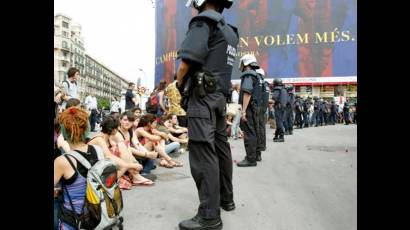 Policía desaloja a «indignados» en Barcelona