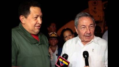Raúl y Chávez en el Aeropuerto José Martí