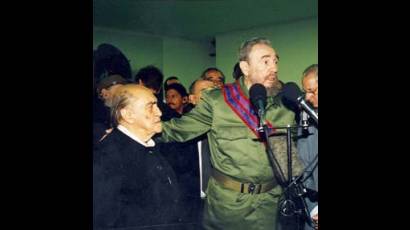 Oscar Niemeyer junto a Fidel Castro