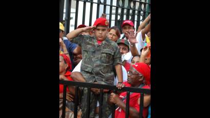 El pueblo recibe a Chávez