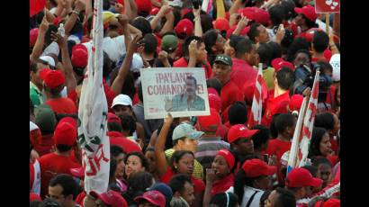 El pueblo recibe a Chávez