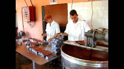 Jóvenes en la elaboración de barras de dulce de guayaba