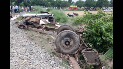 Colisión de tren contra autobús en la India