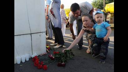 Muchos dedicaron flores a los fallecidos