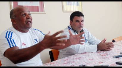 Manager del equipo nacional de béisbol junto al doctor Luis A. Ochoa