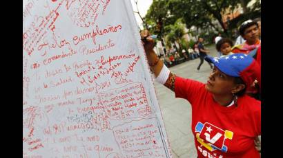 Pancarta blanca ubicada en la Plaza Bolívar