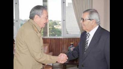 Raúl recibe al enviado especial del líder libio