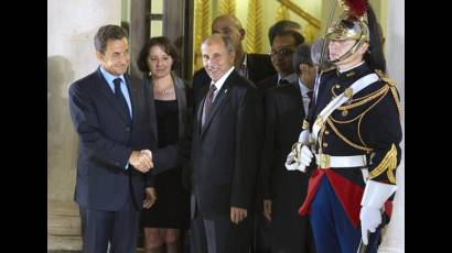 Sarkozy saluda a Mustafa Abdel Jalil