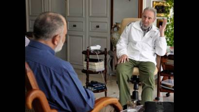 Fidel conversa con Mario Silva. 