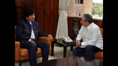 Raúl Castro recibe a Evo Morales