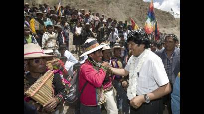 Evo Morales y los habitantes de Tacopaya