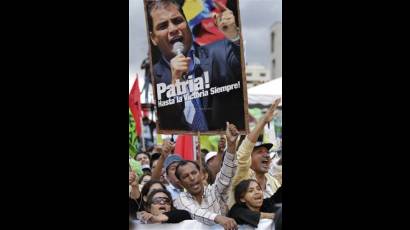 Ecuatorianos conmemoran derrota golpista
