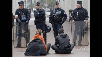 Policía frente a manifestantes contra el G-20 