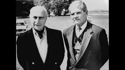 Fangio, el quíntuple campeón de la Fórmula 1, junto a uno de sus secuestradores, Arnold Rodríguez