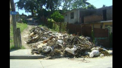 Basurero en la intersección de San Antonio y San Agustín