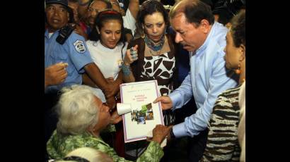 Daniel Ortega entrega títulos de propiedad 