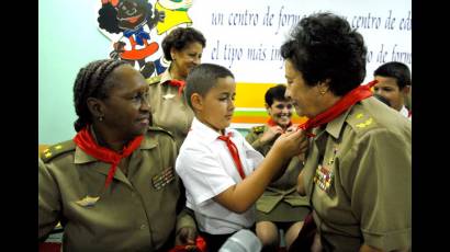 Homenaje a mujeres de verde olivo