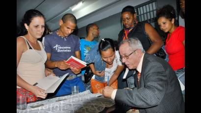 Jóvenes y el doctor Jorge Pérez