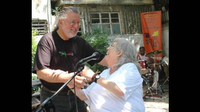 Sara González junto al cantautor boricua Roy Brow 