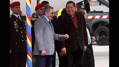 Raúl Castro fue recibido por el presidente Hugo Chávez