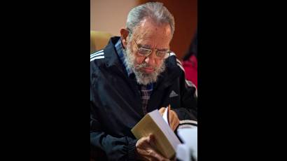 Fidel presenta dos tomos de Guerrillero del tiempo