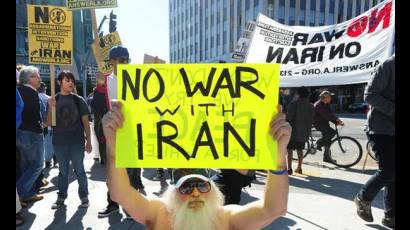 Pacifistas exigen que Estados Unidos no ataque a Irán en Los Ángeles