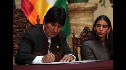 Evo Morales firma Ley de Consulta Previa