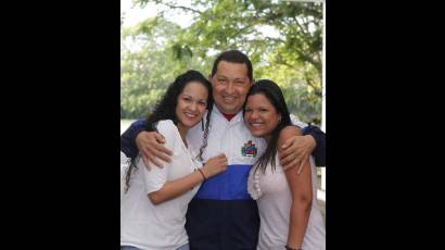 Imágen de Chávez con sus hijas