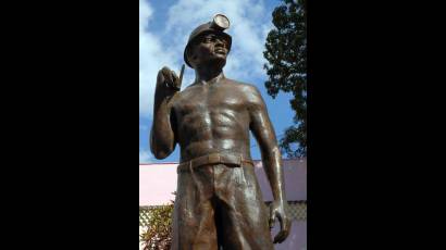 Emplazan monumento al minero en el Cobre