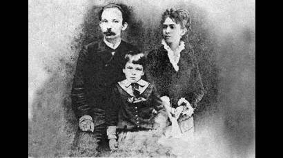 José Martí y Carmen Zayas Bazán con su hijo