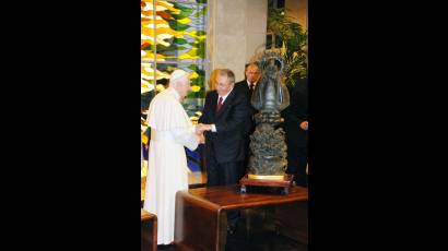 Papa Benedicto XVI y Raúl Castro intercambian obsequios 